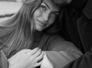 L’amour ne crie pas toujours. Il ne répète pas “ je t’aime ” comme une formule apprise.