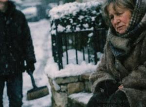 J’étais la voisine qui râlait contre “les gamins d’à côté”… jusqu’au matin où je me suis retrouvée dans la neige, en larmes.