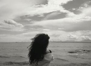 Je ne crois pas aux amours qui se froissent par manque d’attention ou d’intention.