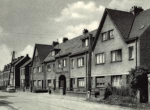 une rue résidentielle du Bizet, avec au centre un bâtiment portant l’inscription “Fanfare Royale”.