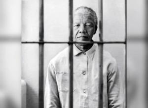 QUAND NELSON MANDELA INVITA À DÉJEUNER L’HOMME QUI LUI AVAIT URINÉ SUR LA TÊTE…