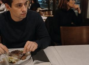 Un mot qui, pendant quatre ans, a eu le goût du café tiède, des nuits trop courtes et de cette impression permanente d’être à deux doigts de tomber.